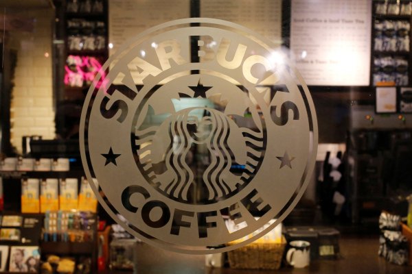 El nuevo CEO Starbucks tendrá mayor poder que su predecesor a medida que disminuye el control del patriarca Schultz