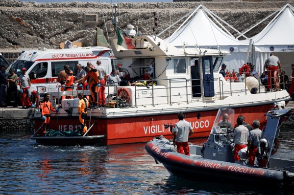 Italia abre investigación de homicidio involuntario por naufragio de yate del millonario británico Mike Lynch