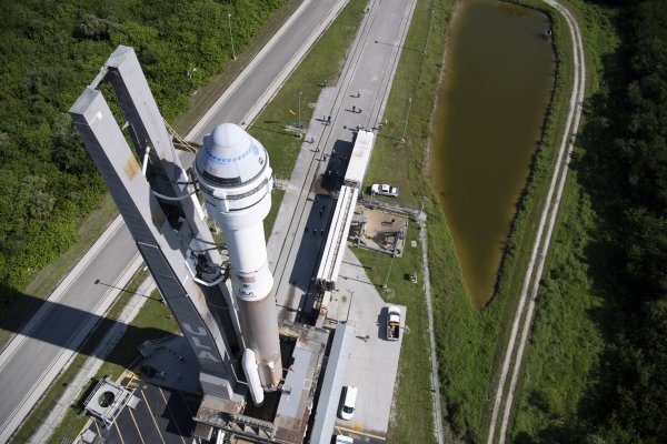 <p>Nuevo CEO de Boeing enfrenta difíciles decisiones después de que la NASA rechazara Starliner en favor de SpaceX</p>