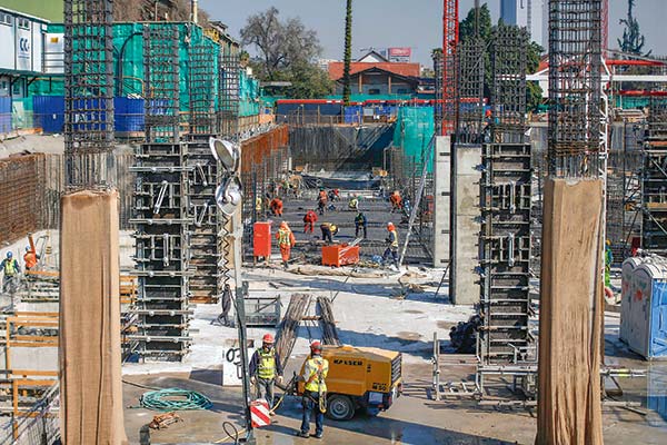 <p>Cambios en los planes reguladores, seguridad jurídica y permisología: inmobiliarias y constructoras suman nuevos riesgos al negocio</p>