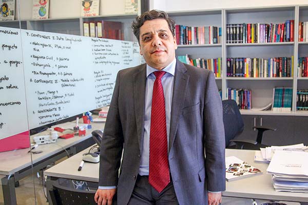 <p>David Bravo, director del Centro UC de Encuestas y Estudios Longitudinales. Foto: Julio Castro</p>