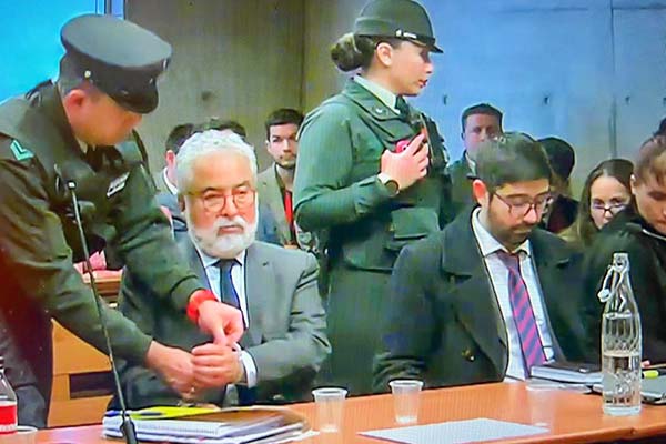 <p>Uno de los penalistas más conocidos de la plaza, Luis Hermosilla, salió esposado de la sala 503 del Centro de Justicia.</p>