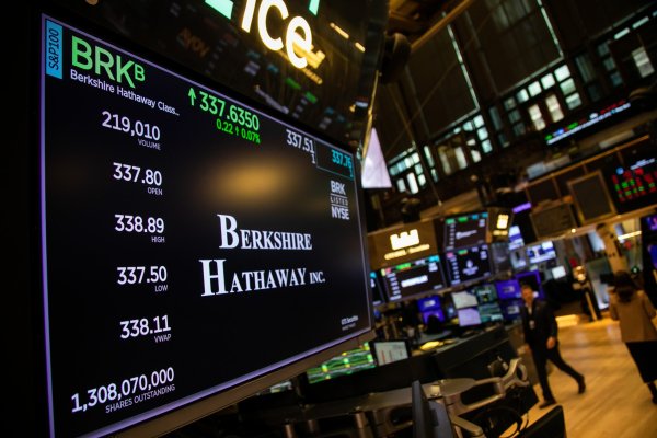 <p>Berkshire Hathaway, de Warren Buffett, es primera firma no tecnológica de EEUU en superar US$ 1 billón en valor de mercado</p>