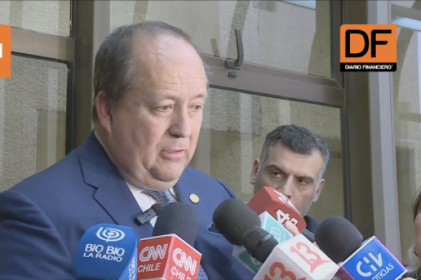 <p>Ahora en DF | Fiscal Valencia por prisión preventiva para Hermosilla: “A nadie debería sorprender que la ley chilena se aplique a todos por igual”</p>