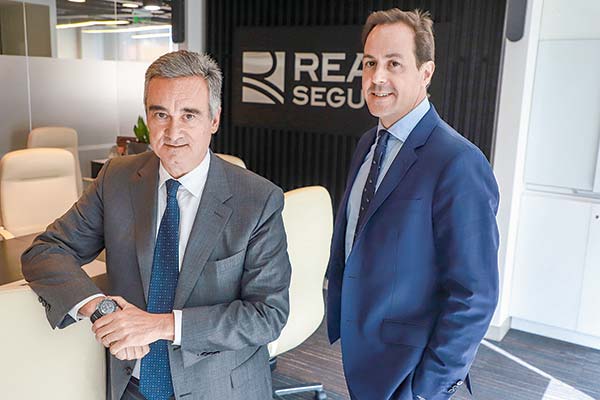 <p>El director general de Grupo Reale, Luca Filippone, y el director general de Reale Chile Seguros, Víctor Ugarte. Foto: Julio Castro</p>