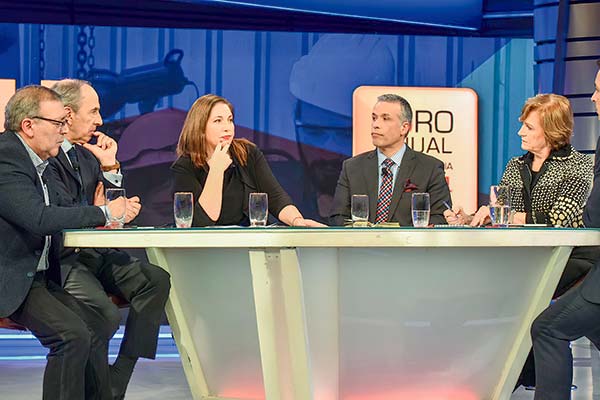 <p>Paulina Vodanovic y Evelyn Matthei fueron parte del panel en el que también participaron Ricardo Mewes y Oscar Landerretche.</p>