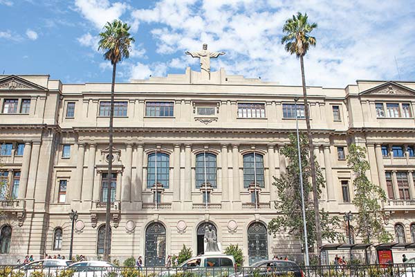 Abogado reclama pérdida del mail @uc.cl tras realizar diplomado