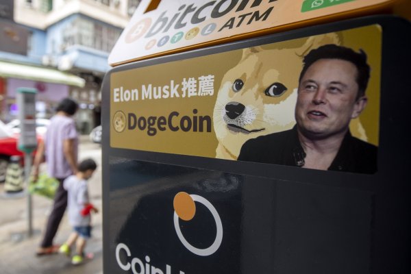 <p>Una pegatina que anuncia Dogecoin en un cajero automático de criptomonedas en Hong Kong. Foto: Bloomberg </p>