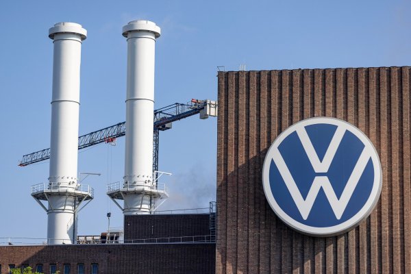<p>Volkswagen estudia cerrar fábricas en Alemania por primera vez en su historia, presionada por costos</p>