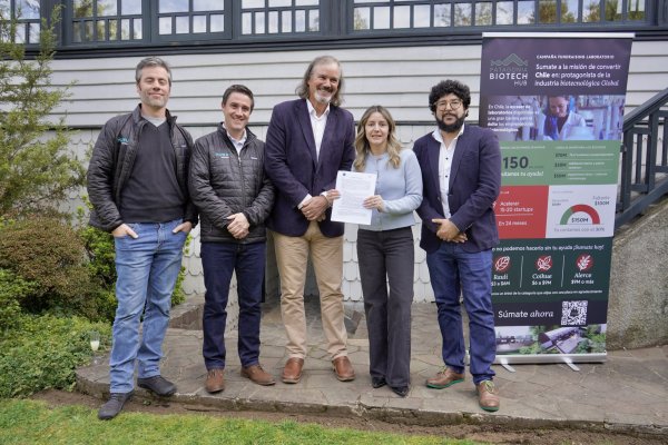 <p>Eduardo Wallach y Manuel Rozas (Patagonia Biotech Hub), José Miguel Benavente (Corfo), Francisca Contreras y Pablo Zamora (Fundación Chile).</p>