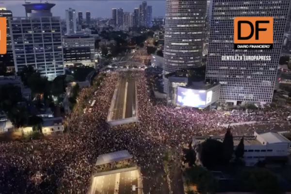 <p>Ahora en DF | Miles de personas toman las calles de Israel para exigir a Netanyahu un acuerdo por los rehenes</p>