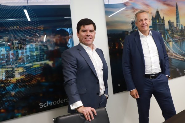 <p>El head para la región andina de Schroders, Alex Toledo (izq.), y el head global de private equity, Reiner Ender (der.). Foto: Julio Castro</p>