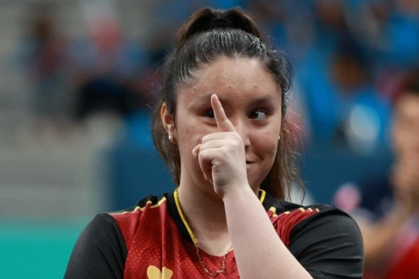 Otro hito del Team ParaChile en París: Florencia Pérez avanza a semifinales y asegura medalla para el tenis de mesa