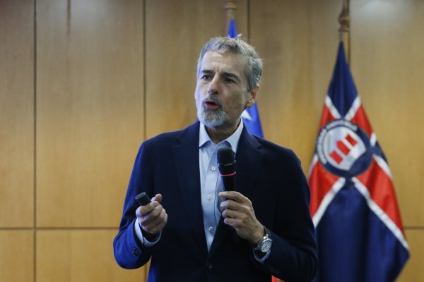 <p>El exministro de Hacienda, Andrés Velasco, expuso este martes en un encuentro de la UNAB.</p>