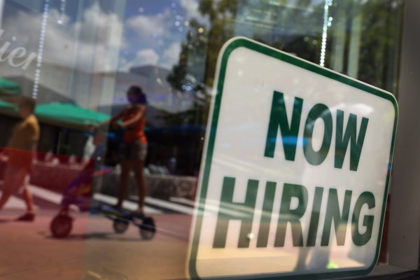 <p>Ofertas de empleo en Estados Unidos caen a su nivel más bajo desde enero de 2021</p>