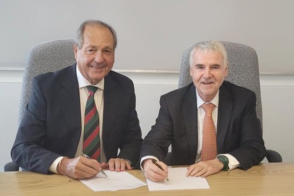 <p>Keith Price, presidente del directorio y dueño mayoritario de Prima hasta este martes 3 de septiembre, junto a Baltazar Sánchez, presidente de Elecmetal. </p>