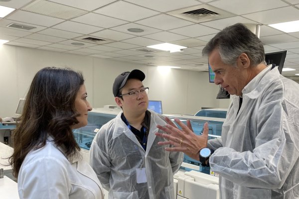 <p>La jefa del Departamento de Laboratorio, Banco de Sangre y Anatomía Patológica de Clínica Alemana, Alicia Anderson; uno de los fundadores de Examedi, Ian Lee; y el gerente general de la clínica, Cristián Piera. </p>