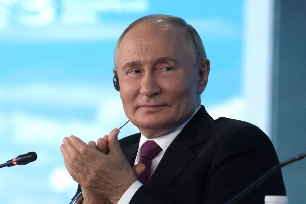 Un irónico Putin dice que Rusia apoya a Kamala Harris por su risa "contagiosa"