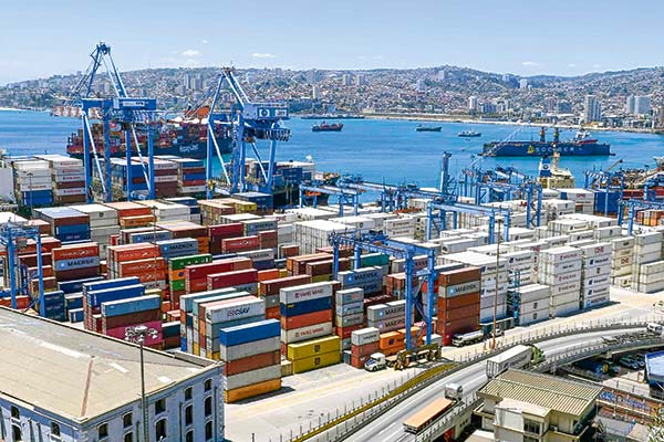 Chile amplía su saldo comercial en agosto en medio de nueva alza de exportaciones y un tropezón de las importaciones