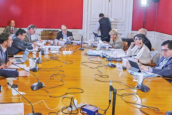 Senadores establecen inhabilidades de familiares de parlamentarios para ser notarios y conservadores