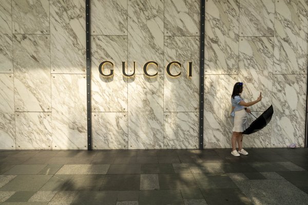 Gucci: acciones de matriz se desploman por temores sobre la demanda china