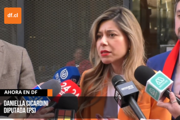 <p>Ahora en DF | Caso Audios: diputados PS entregan denuncia en la Fiscalía por chats entre Vivanco y Hermosilla</p>