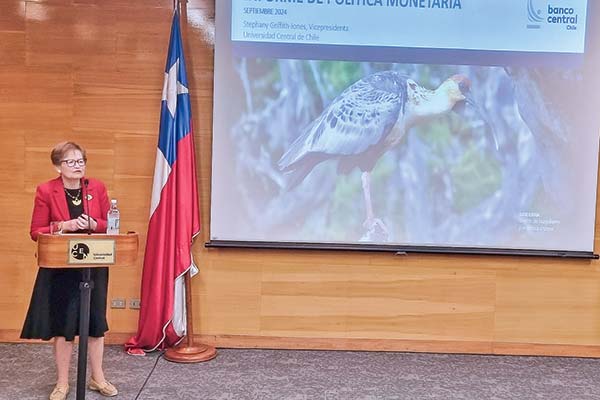 <p>La vicepresidenta del Banco Central, Stephany Griffith-Jones, este lunes en la U. Central.</p>