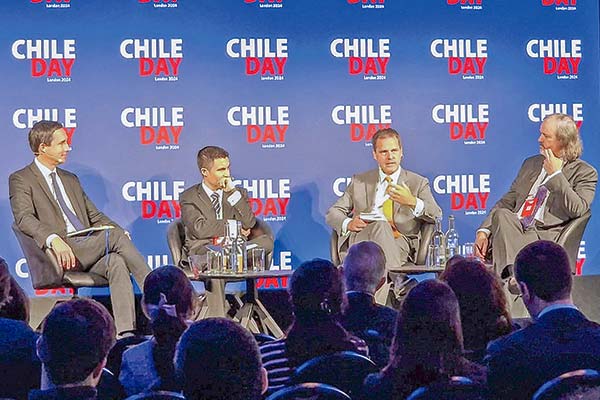 <p>En el panel minero, representantes de Anglo y Rio Tinto pidieron bajar los tiempos de tramitación de los proyectos.</p>