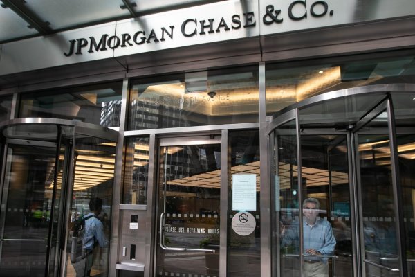 JPMorgan alerta por deterioro en perspectivas para banca en EEUU a medida que bajen las tasas y caigan los ingresos por intereses