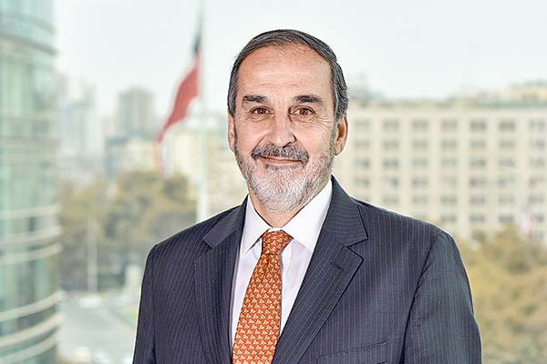 ¿Quién es Augusto Iglesias? El comisionado de la CMF que recibió el llamado de Chadwick por STF Capital