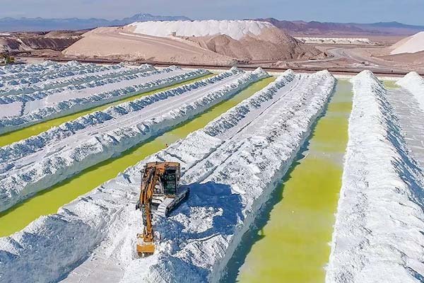 <p>SQM se dispara 10% en bolsa y cierra su mejor sesión desde marzo de 2022 tras fuerte alza en los precios del litio</p>