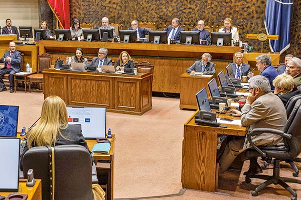 <p>El ministro Marcel y las subsecretarias Berner y Lobos siguieron el debate.</p>