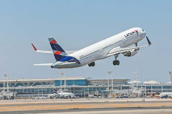 FNE apoya propuesta de la JAC para asignar rutas aéreas, pero propone medidas para subir la competencia