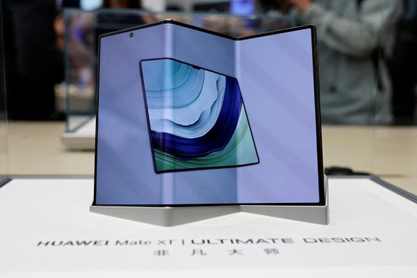 Huawei busca opacar a Apple en China con el estreno del primer smartphone plegable tríptico de US$ 2.800
