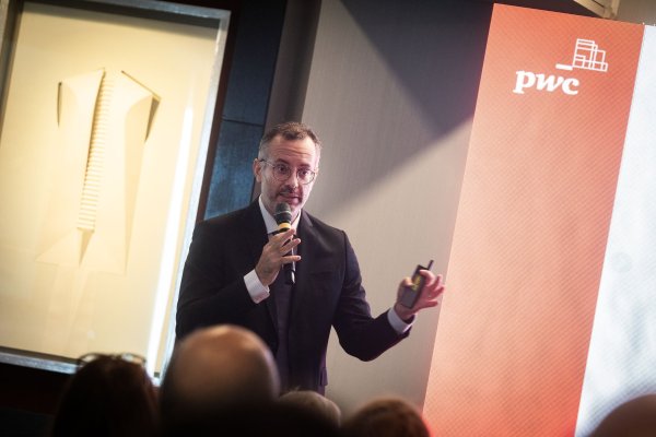 <p>Bruno Porto durante su exposición en el seminario de PwC en Chile.</p>
