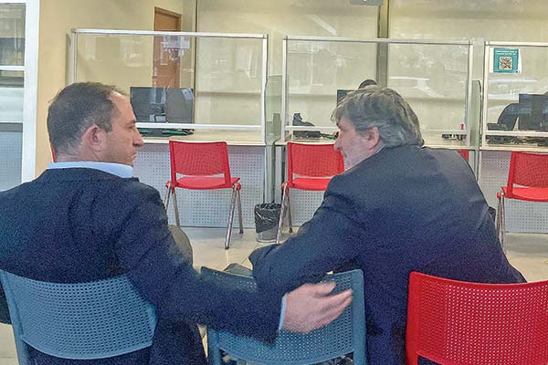 <p>Antonio Jalaff (der.), junto a su abogado, Cédric Bargado (izq.), en la Fiscalía Local de Las Condes. Foto: Julio Castro</p>
