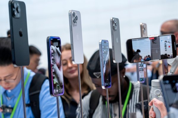 <p>Apple: acciones caen tras advertencias sobre débil demanda por el iPhone 16 Pro</p>