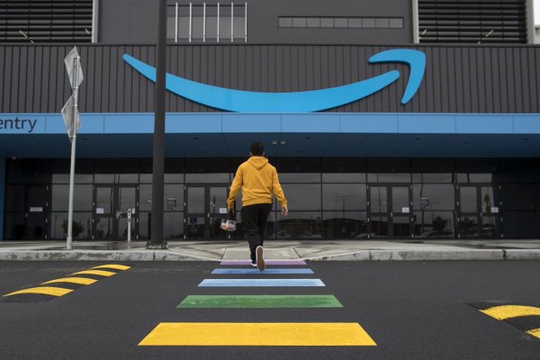 CEO de Amazon pone fin al trabajo desde casa y promete reducir equipos administrativos para agilizar la gestión