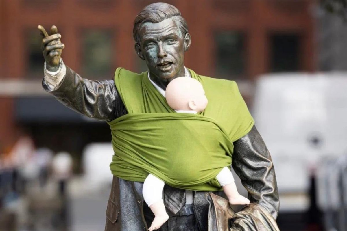 <p>Estatuas cargando recién nacidos: Campaña activista por mayor post natal masculino en Inglaterra sorprende</p>