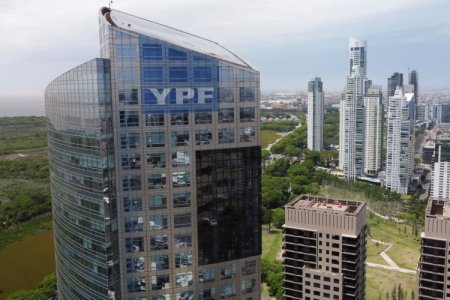 Petrolera argentina YPF avanza en plan de desinversión: firma acuerdo para venta de campos maduros