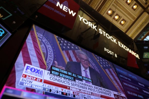 <p>Las bolsas globales aplauden con fuertes alzas la sólida baja de tasas de la Fed: Nasdaq cierra con avance de 2,6%</p>