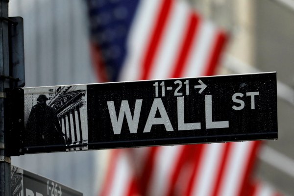 <p>Los futuros de Wall Street y las bolsas europeas retroceden: malas noticias corporativas enfrían la fiesta tras baja de tasas de la Fed</p>