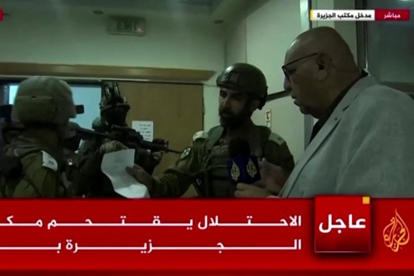 Las fuerzas israelíes irrumpen sede de Al Jazeera en Cisjordania con una orden de cierre