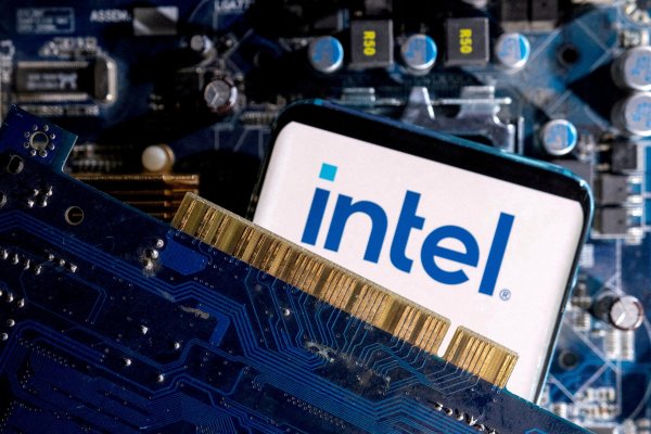 <p>El fabricante de chips Qualcomm estudiará la posibilidad de adquirir Intel</p>