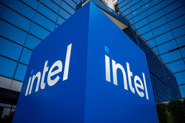 <p>Fondo Apollo Global Management presenta una multimillonaria oferta para invertir en la tecnológica Intel</p>