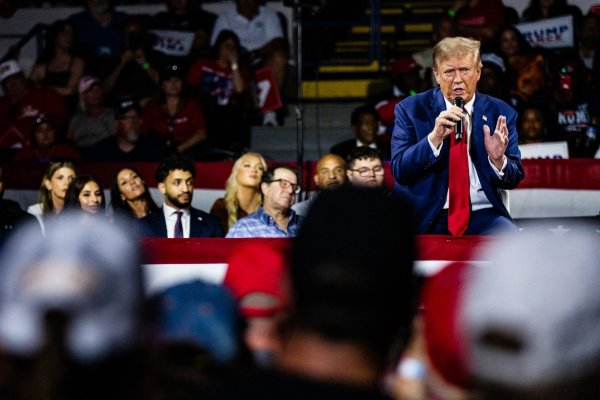 Trump amenaza a John Deere con aranceles de 200% si traslada parte de su producción a México