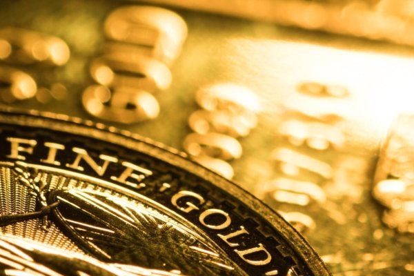 <p>El oro se estabiliza tras tocar su máximo histórico y sigue firme en camino al mejor de sus últimos 14 años</p>