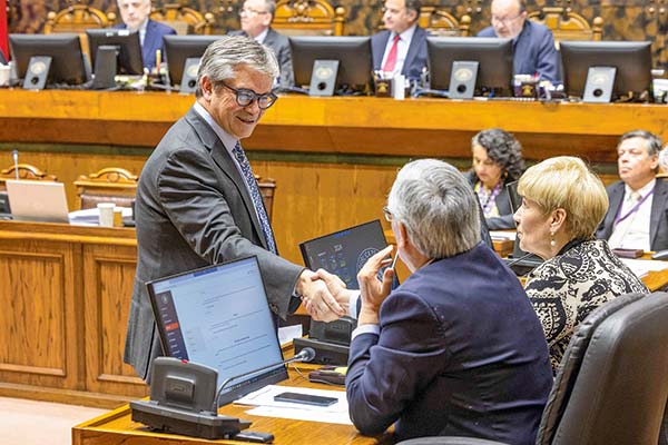 <p>El ministro de Hacienda, Mario Marcel, siguió la votación en la Sala del Senado. Foto: Senado</p>