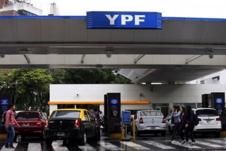 Argentina YPF bajará el precio del combustible de octubre y acelera obra en Vaca Muerta