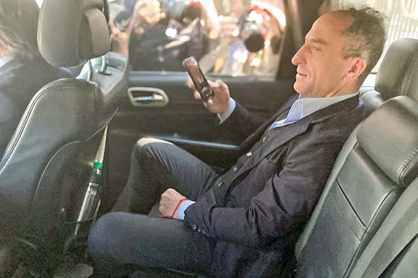 <p>El exsocio de Patio, Antonio Jalaff, dejando la Fiscalía Local de Las Condes, tras su declaración.</p>